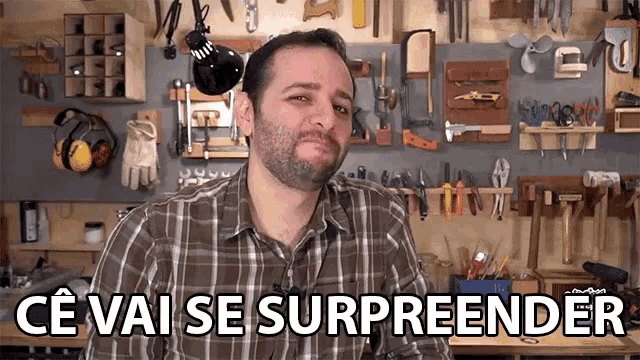 a man in a plaid shirt says ce vai se surpreender in front of a wall of tools