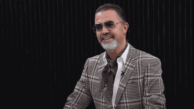 a man in a plaid suit says det alt for billigt