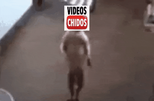a blurred image of a person with a sign that says videos chidos