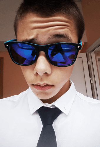 артуренция артур с синими очками GIF - артуренция артур с синими очками галстук и очки GIFs
