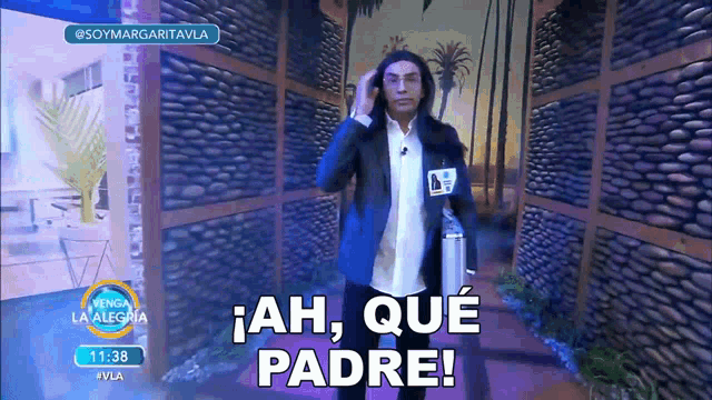 a man standing in front of a stone wall with the words ah que padre