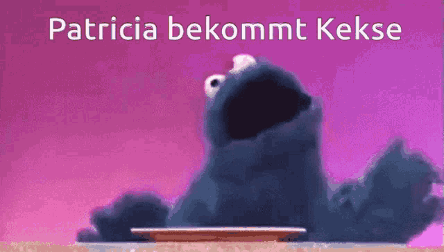 a cookie monster sitting on a plate with the words patricia bekommt kekse above him