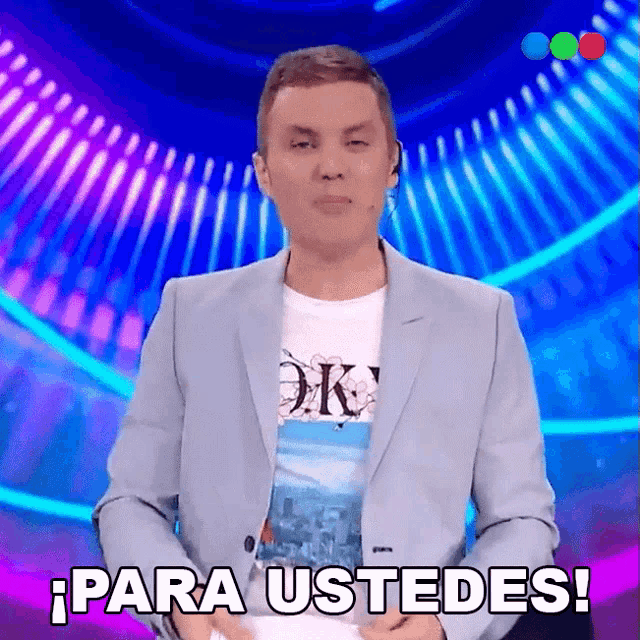 a man in a suit stands in front of a blue background and says para ustedes