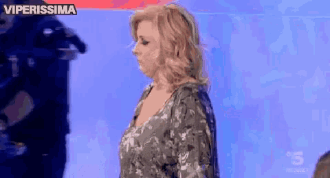 a woman is standing in front of a blue background with the words viperissima on it