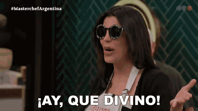 a woman wearing sunglasses says ay que divino in spanish