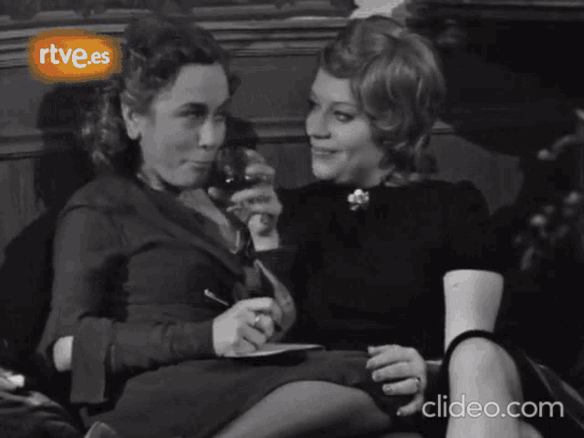 two women sitting next to each other with rtve.es written on the bottom right