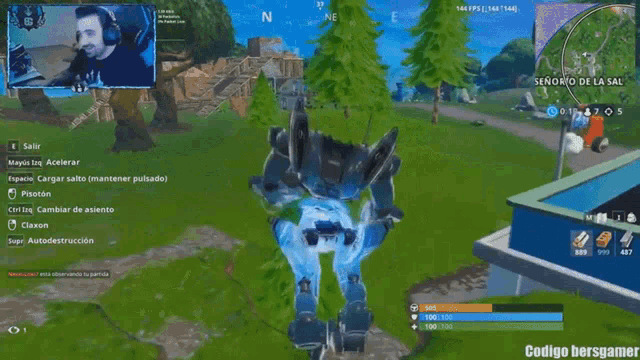 a man is playing a video game with the words codigo bersgamer on the bottom
