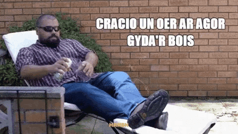 a man with a beard is laying on a lounge chair with the caption cracio un oer ar agor