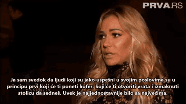 a woman is crying in front of a black background with the words prva.rs in the upper left corner
