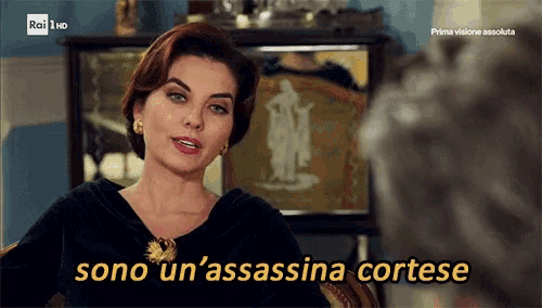 a woman says sono un ' assassina cortese while looking at another woman