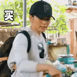 a man wearing a baseball cap with the letter p on it