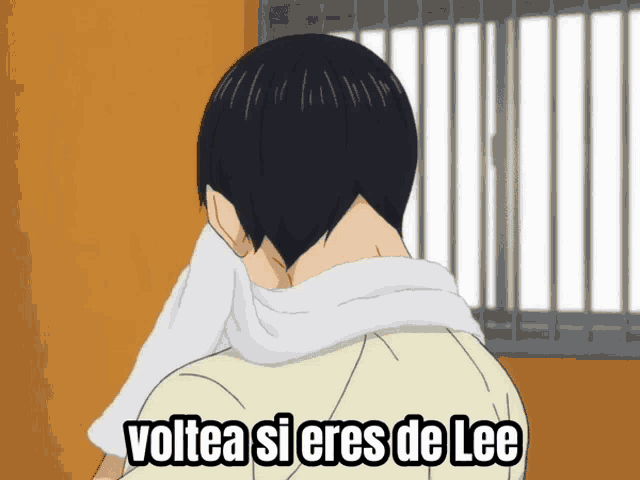 a man with a towel around his neck says " voltea si eres de lee " in spanish