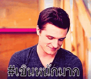 a man in a black shirt is smiling in a foreign language