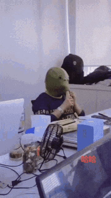 Drinking Reptile Olhares GIF - Drinking Reptile Olhares GIFs