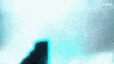 a blurry picture of a blue and white background