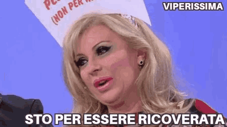 a woman wearing a chef 's hat says sto per essere ricoperta