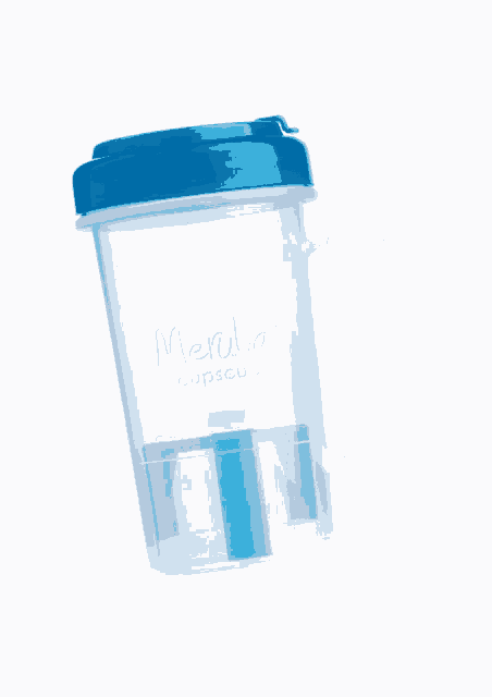 a clear cup with a blue lid that says merda on it