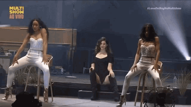 three women are dancing on a stage with the words multi show ao vivo on the bottom