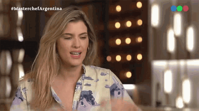 a woman in a floral shirt is on a tv show called master chef argentina
