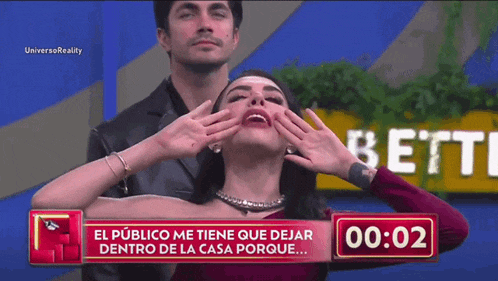 a man and a woman are playing a game called el publico me tiene que dejar dentro de la casa porque ...