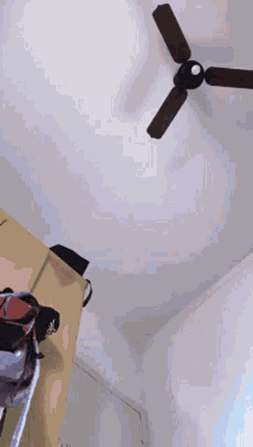 a ceiling fan is hanging from the ceiling above a closet