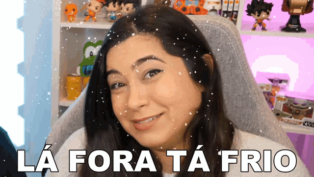 a woman sitting in a chair with the words la fora ta frio written on the bottom