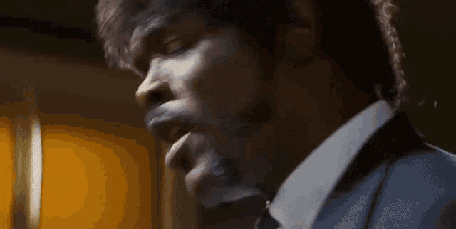 a man in a suit says non ricordo di averti fatto nessuna