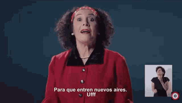 a woman in a red jacket says para que entren nuevos aires in sign language