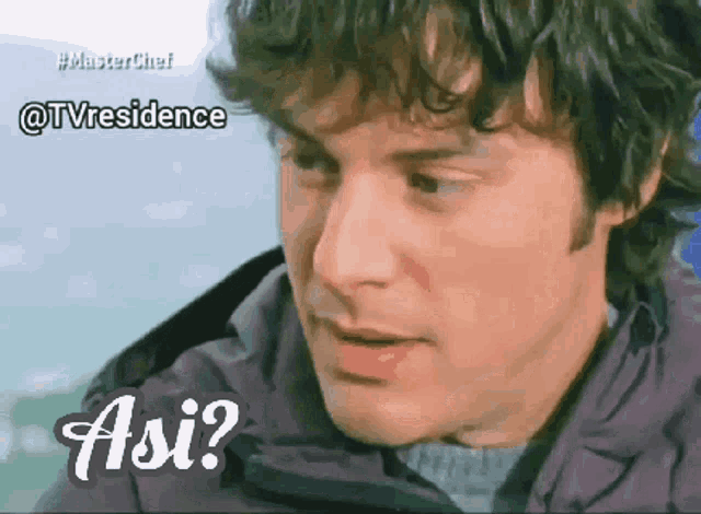 a close up of a man 's face with the caption " así "
