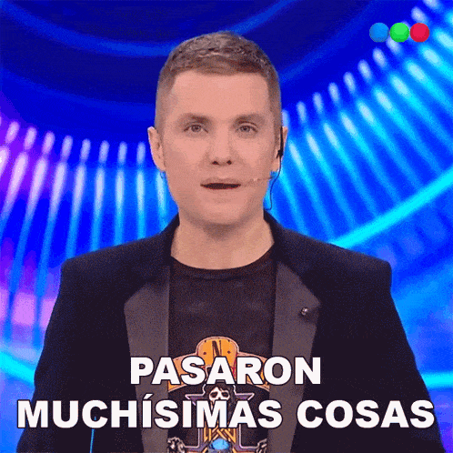 a man with a microphone in his mouth says pasaron muchisimos cosas