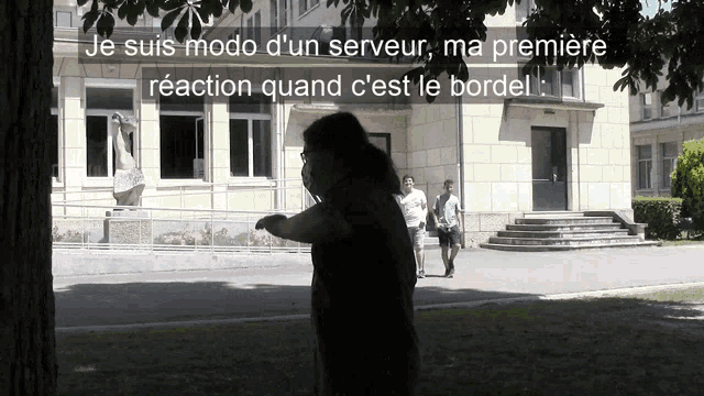 a group of people standing in front of a building with the words je suis modo d' un serveur
