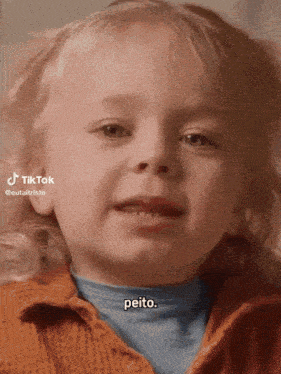 a little girl is making a funny face with the words peito below her