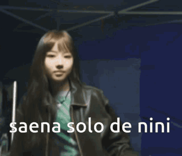 a woman in a leather jacket is giving a thumbs up with the words `` saena solo de nini '' .