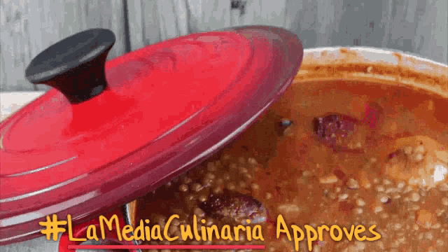 a pot of stew with the words la media culinaria approves on the bottom