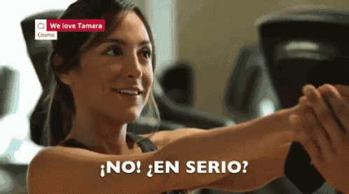 a woman is doing exercises in a gym and says no en serio