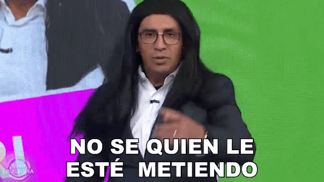 a man in a suit and tie is wearing a wig and glasses and says `` no se quien le este metiendo '' .