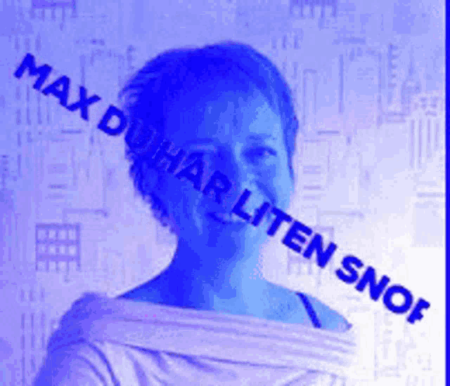 a woman with a blue background and the words max du har liten sno written on it