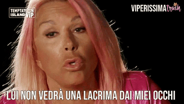 a woman with pink hair says " lui non vedrà una lagrima dai miei occhi "