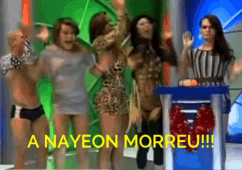a group of people are dancing in front of a sign that says a nayeon morreu !!!