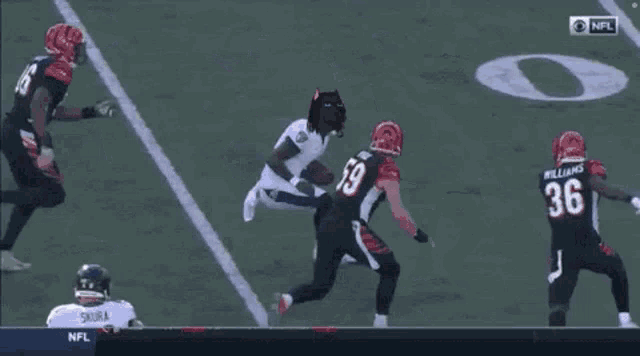 a football game is being played between the ravens and the cincinnatibengals