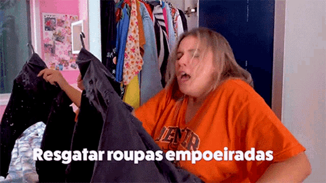 a woman in an orange shirt is holding a pair of jeans with the words " resgatar roupas empoeiradas " written on it