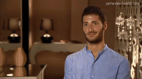 a man in a blue shirt is smiling in front of a mirror and the website petardeo.tumblr.com is visible in the corner