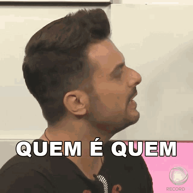 a man says quem e quem in front of a whiteboard