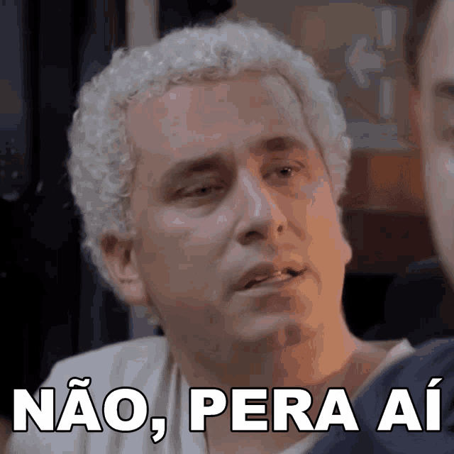 a man with white hair has the words não pera ai above his face