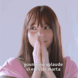 a woman with her hands folded and the words youngseo aplaude si eres de marta behind her