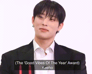 a man in a suit is talking about the good vibes of the year award
