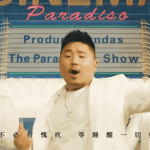 a man in front of a sign that says paradiso on it
