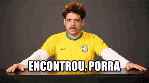 a man in a yellow shirt with the words encontrou porra on it