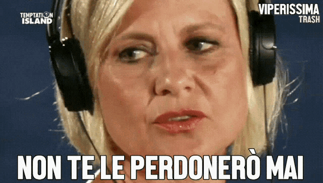 a woman wearing headphones with the words non te le perdonero mai below her