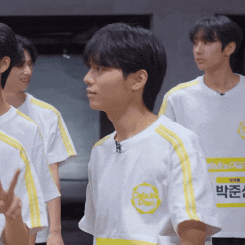 a man wearing a white shirt that says debut plan on it